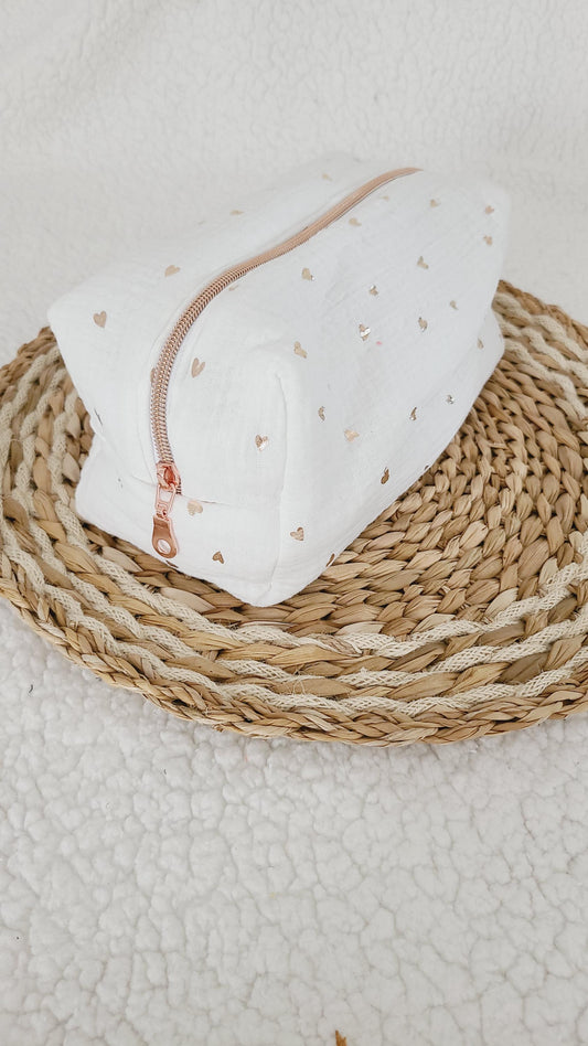 Trousse de toilette carré ou rectangulaire en double gaze blanche motif coeur