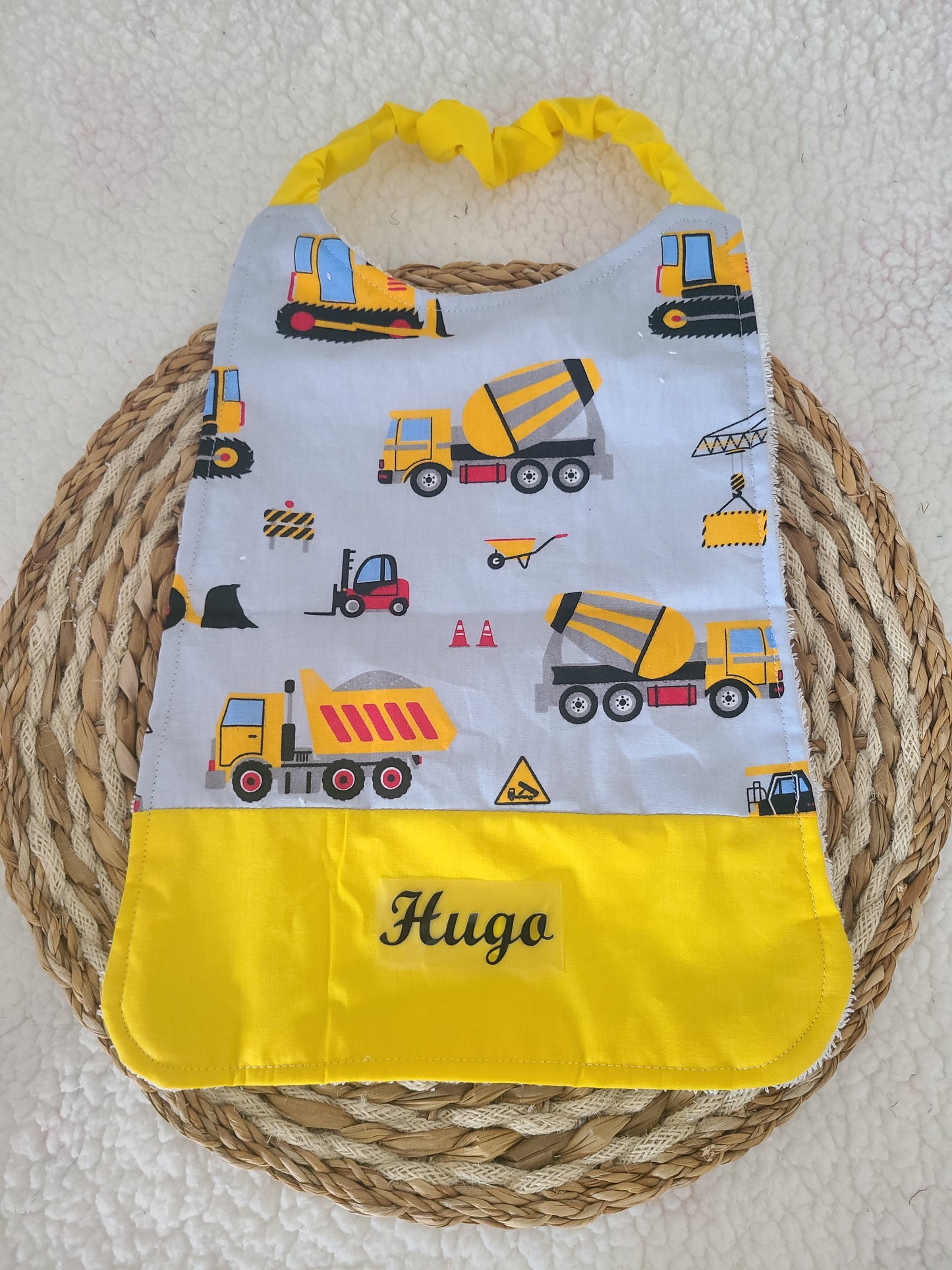 Serviette cantine maternelle personnalisée ou bavoir de cantine élastiquée motif police, tracteur ou engin de chantier