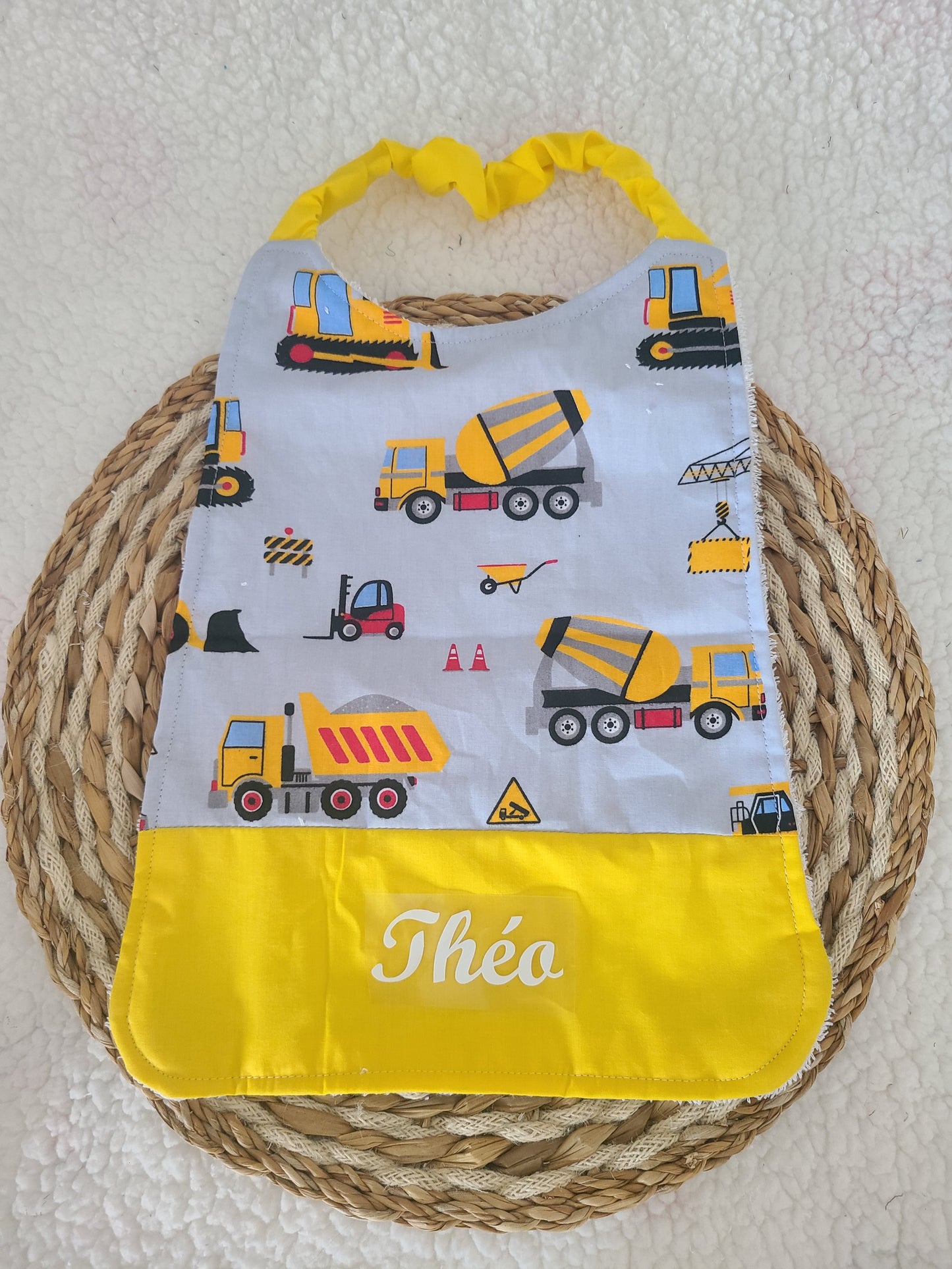 Serviette cantine maternelle personnalisée ou bavoir de cantine élastiquée motif police, tracteur ou engin de chantier