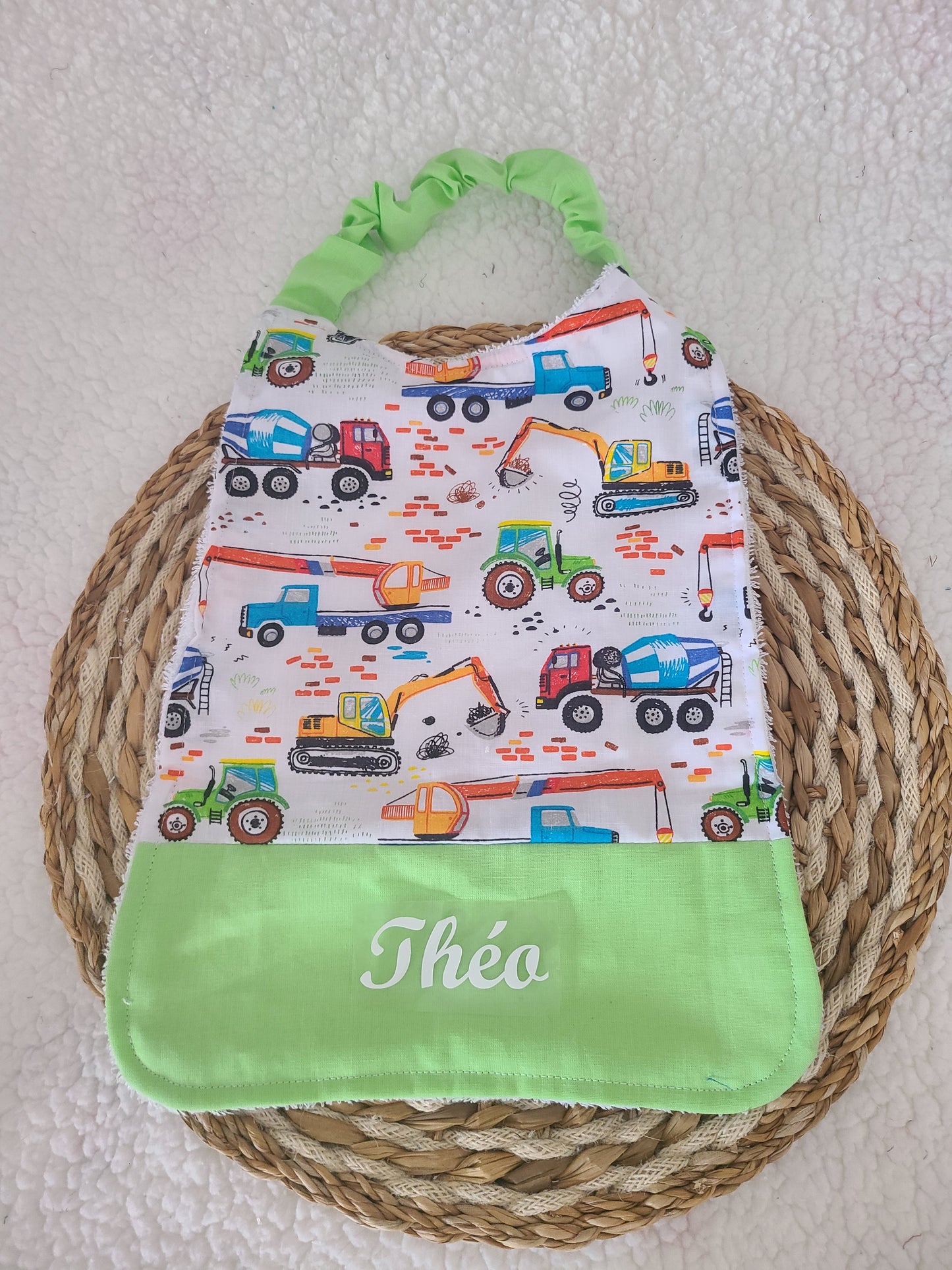 Serviette cantine maternelle personnalisée ou bavoir de cantine élastiquée motif police, tracteur ou engin de chantier