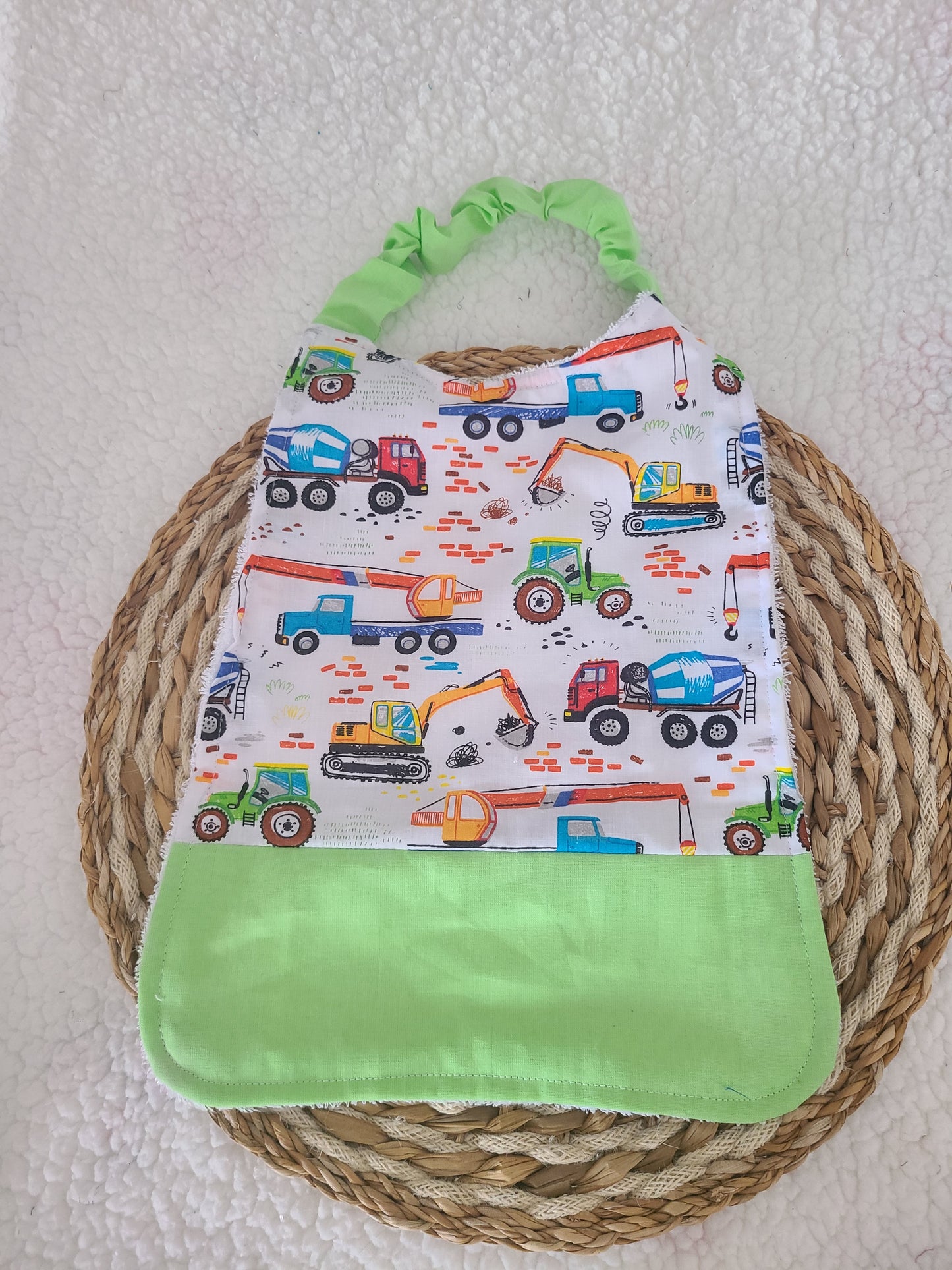 Serviette cantine maternelle personnalisée ou bavoir de cantine élastiquée motif police, tracteur ou engin de chantier