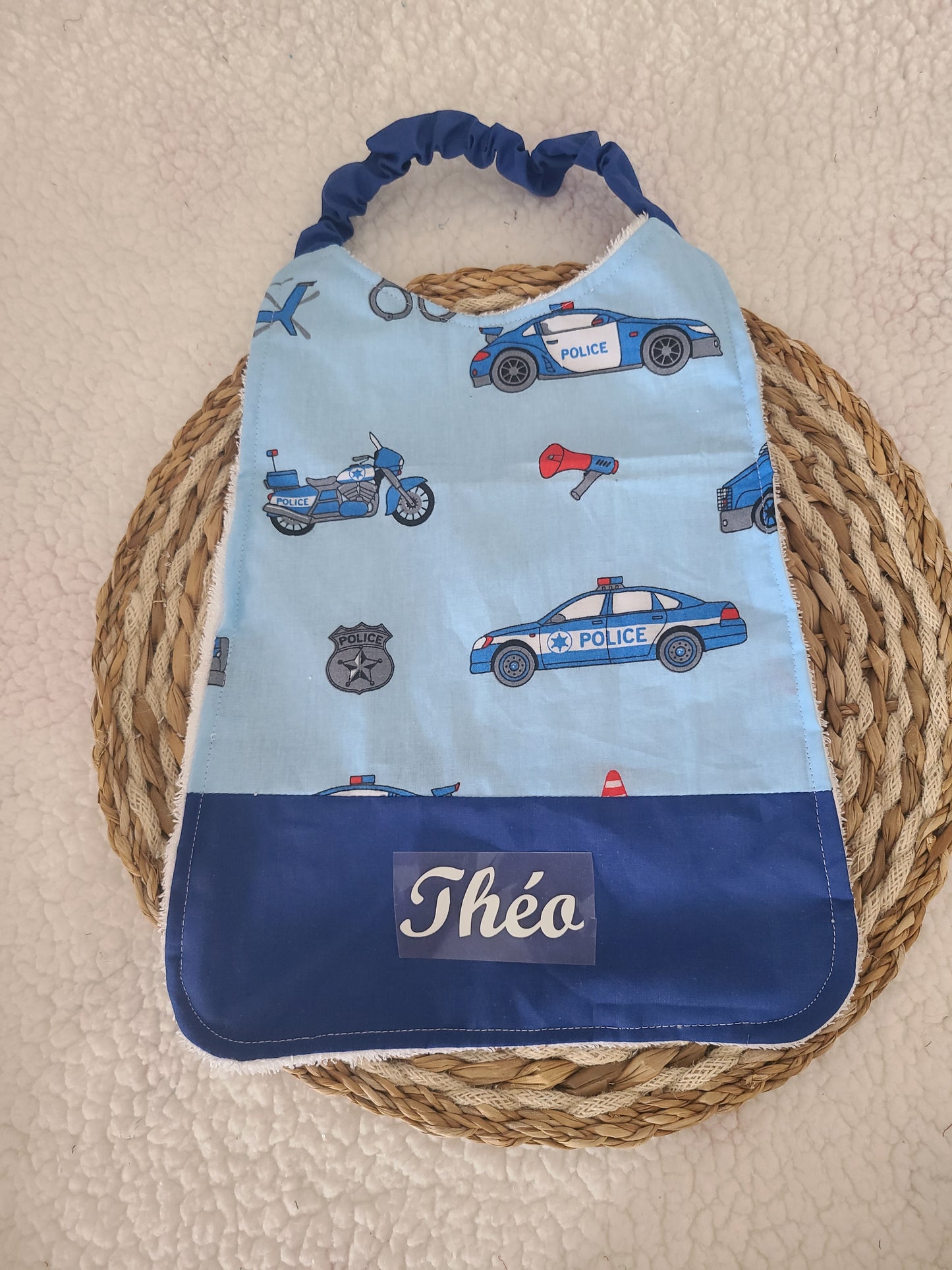Serviette cantine maternelle personnalisée ou bavoir de cantine élastiquée motif police, tracteur ou engin de chantier