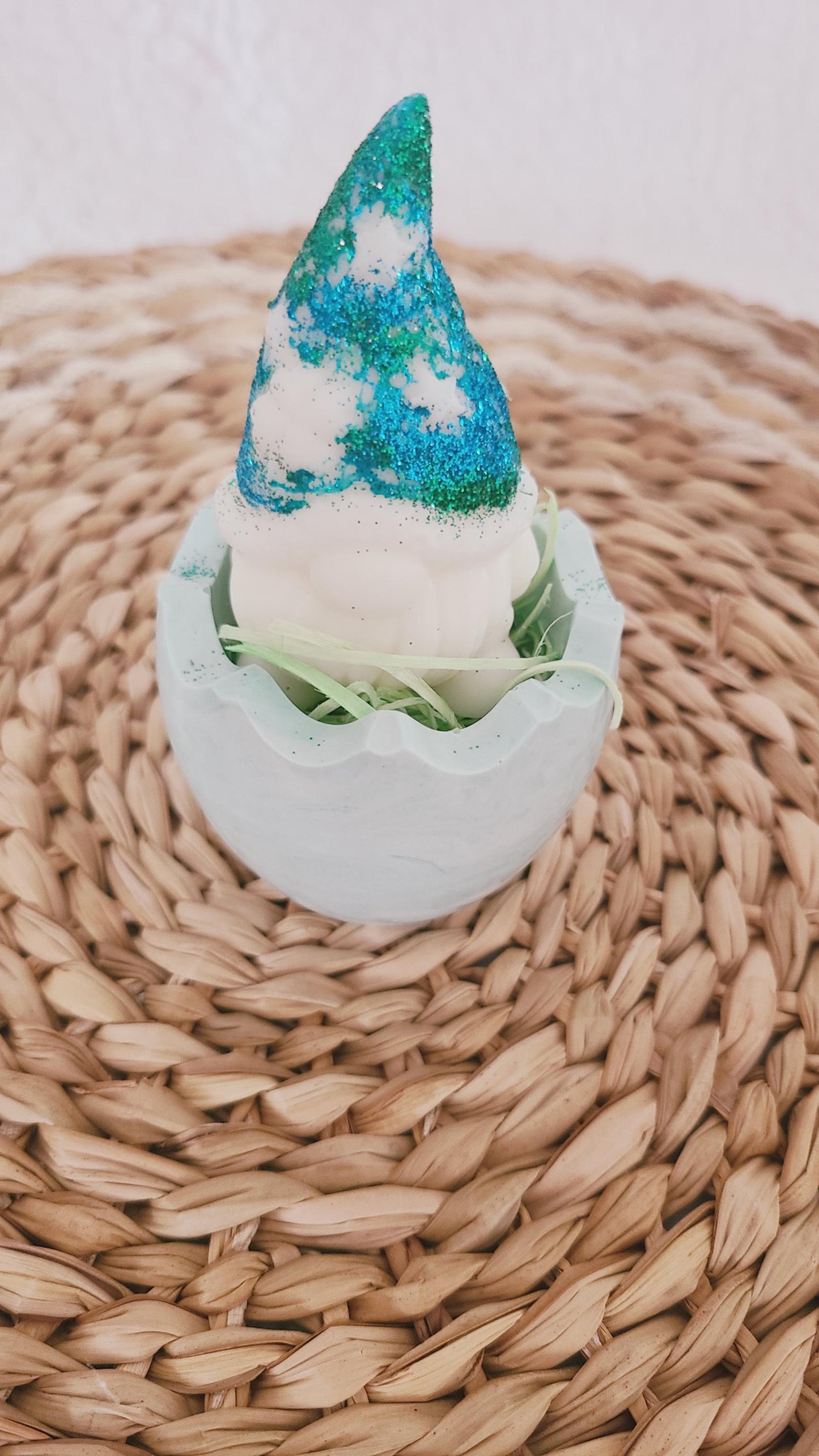 Fondant parfumé en forme de gnome dans son coquetier, parfum et couleur au choix