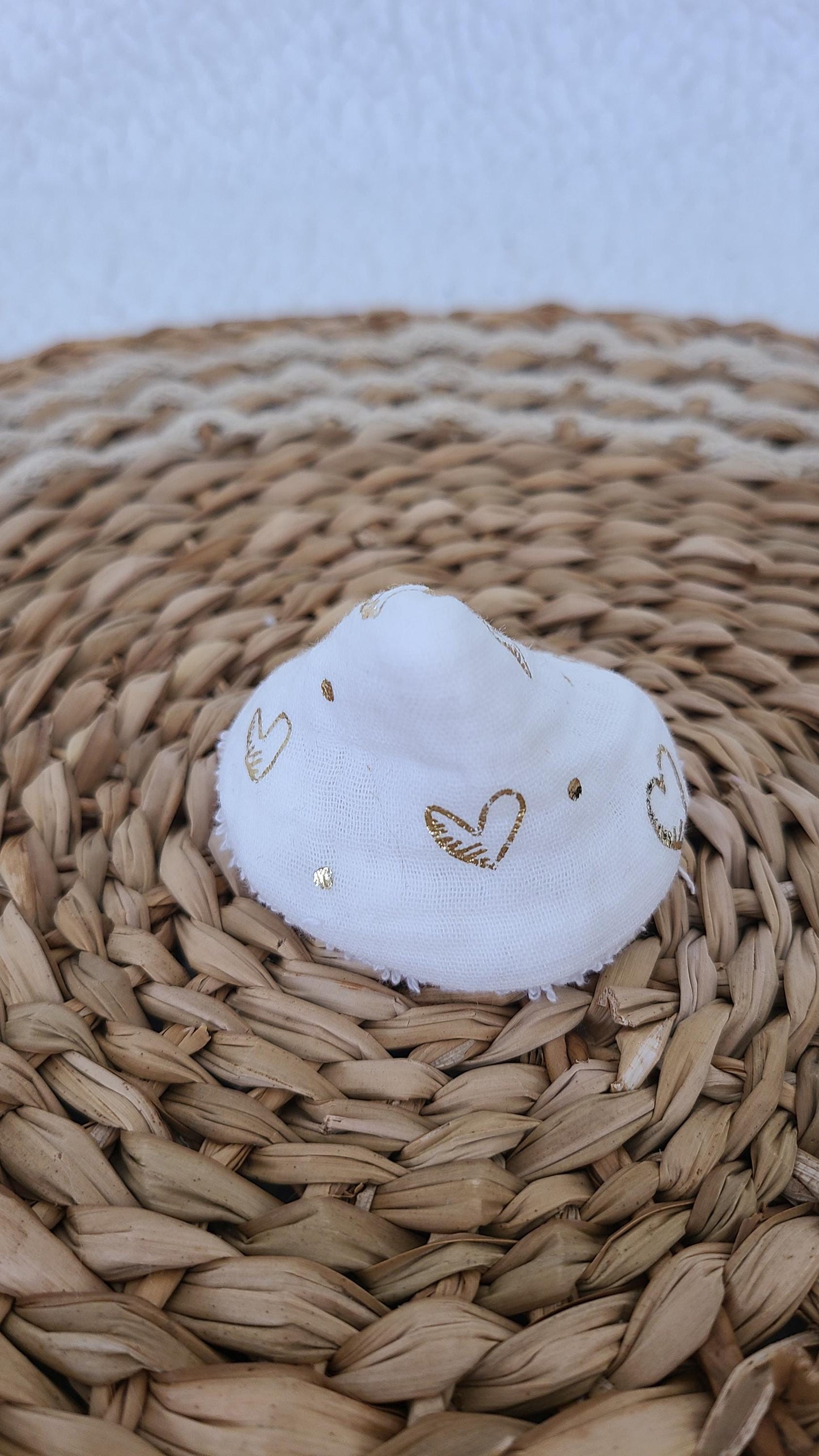 6 tipis à pipi en double gaze blanche et coeurs dorés et éponge blanche