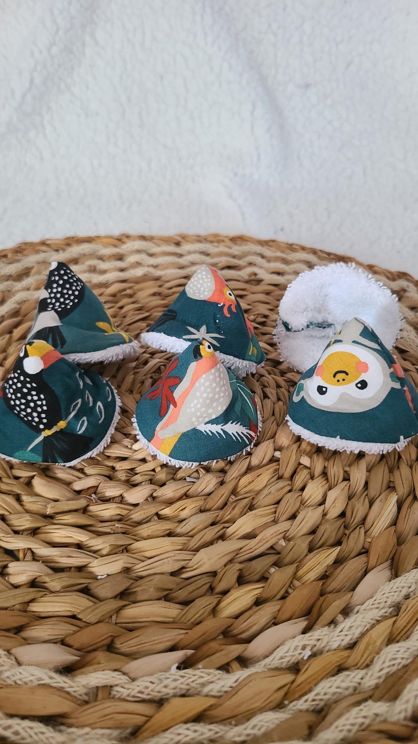6 tipis à pipi, triangles en éponge blanche et coton verts motifs toucan et perroquets