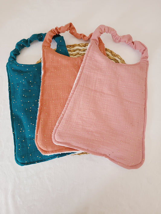 Bavoir élastique en double gaze