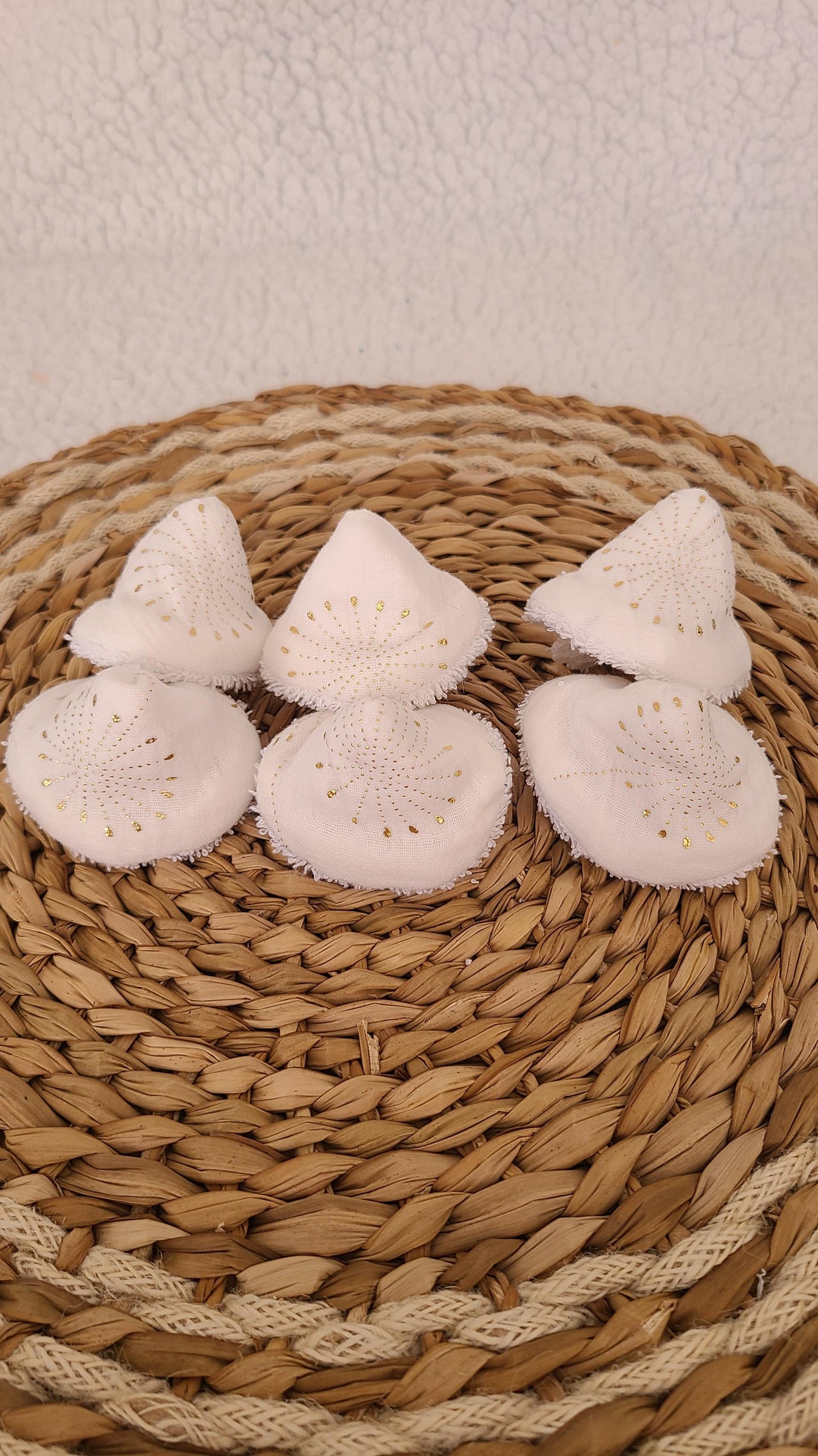 6 tipis à pipi en double gaze blanche et fleurs dorées et éponge blanche