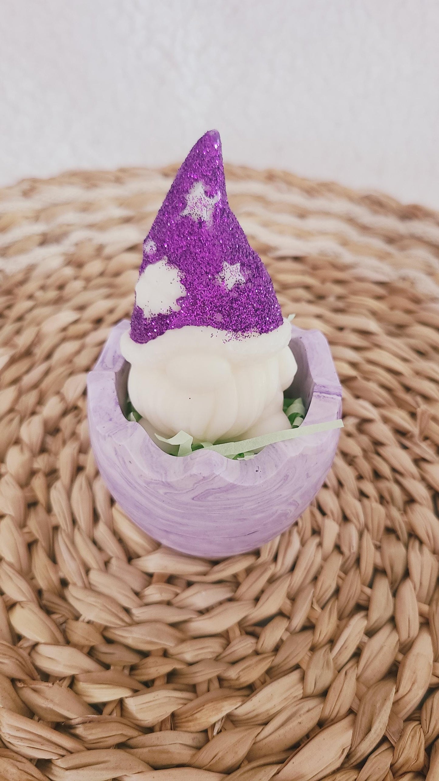 Fondant parfumé en forme de gnome dans son coquetier, parfum et couleur au choix