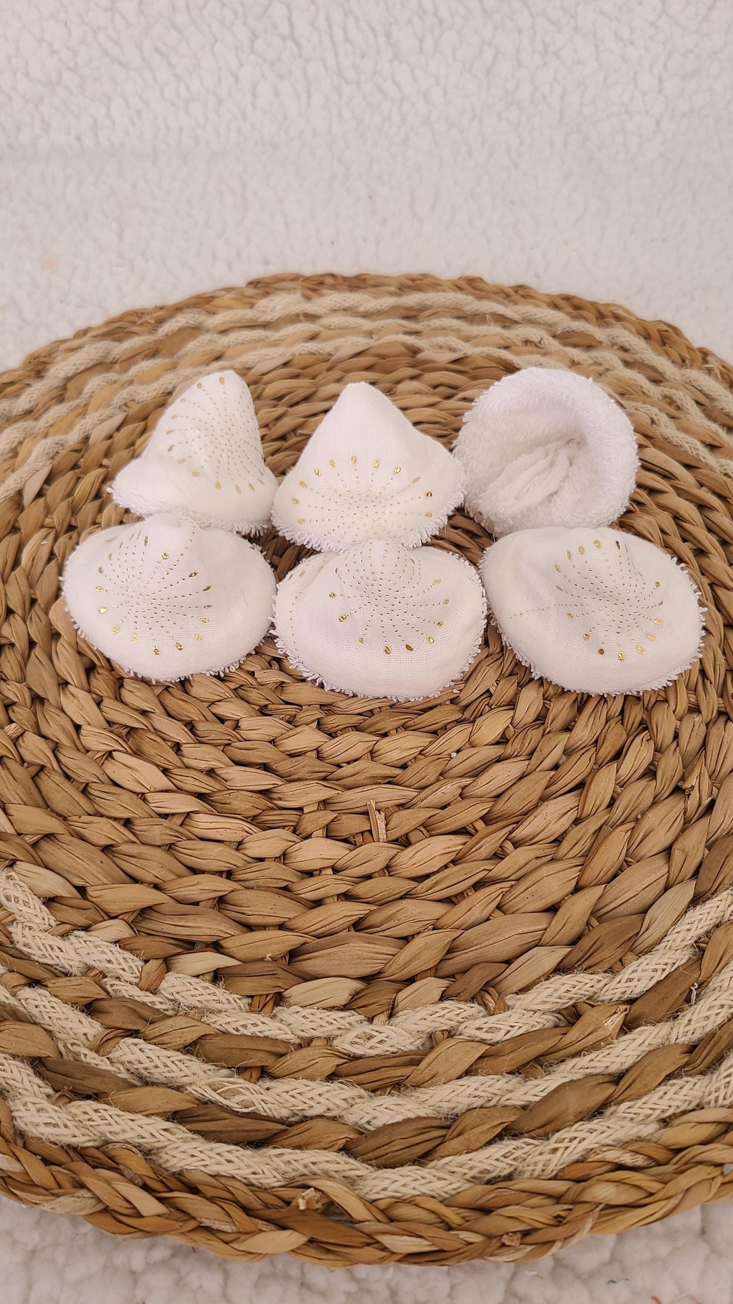 6 tipis à pipi en double gaze blanche et fleurs dorées et éponge blanche