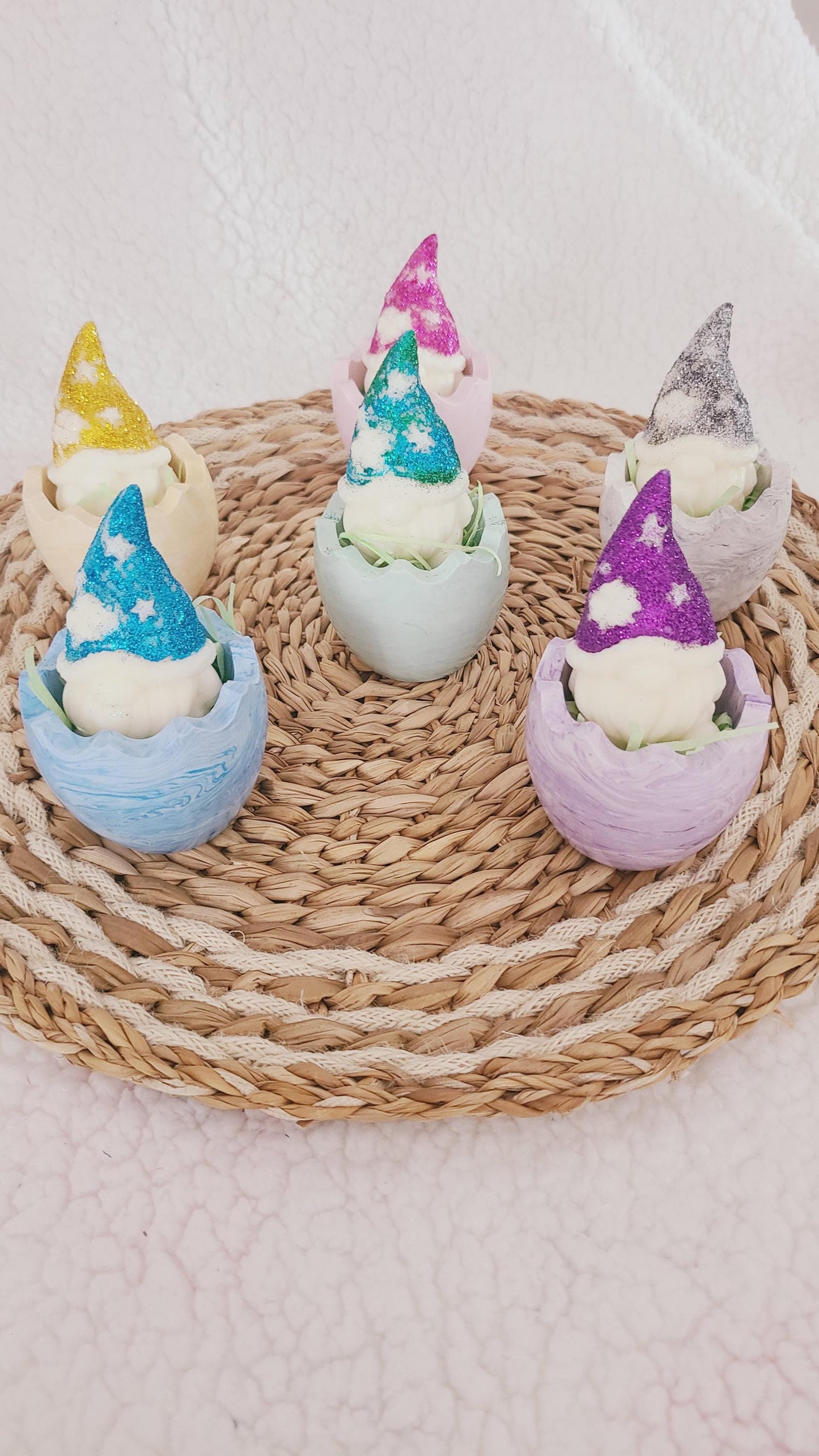Fondant parfumé en forme de gnome dans son coquetier, parfum et couleur au choix