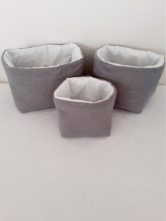 Panier en double gaze grise et fleurs en perles argentées