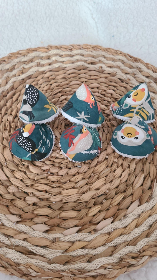 6 tipis à pipi, triangles en éponge blanche et coton verts motifs toucan et perroquets