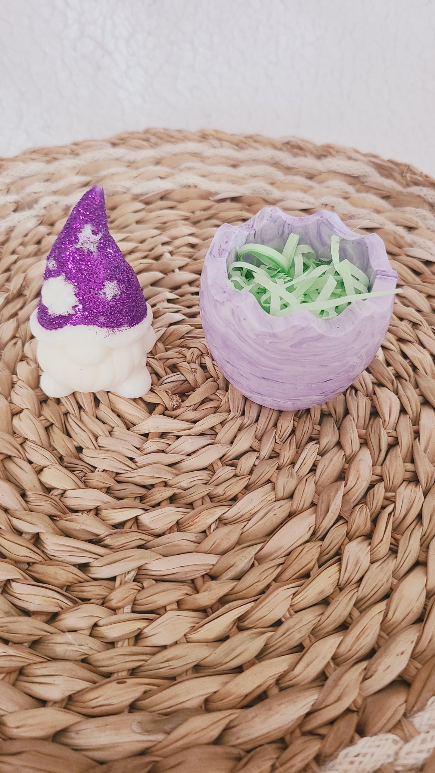 Fondant parfumé en forme de gnome dans son coquetier, parfum et couleur au choix