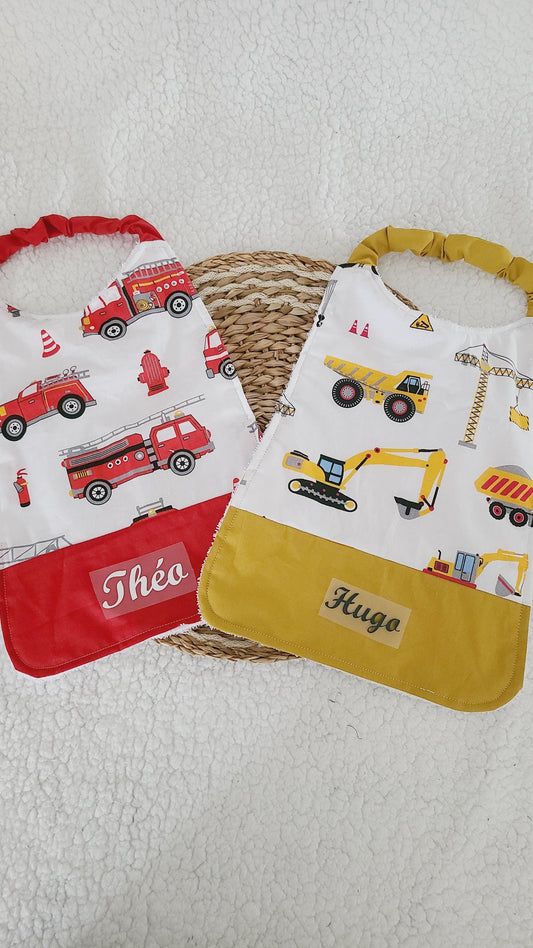 Serviette cantine maternelle personnalisée ou bavoir de cantine élastiquée motif pompier ou engin de chantier