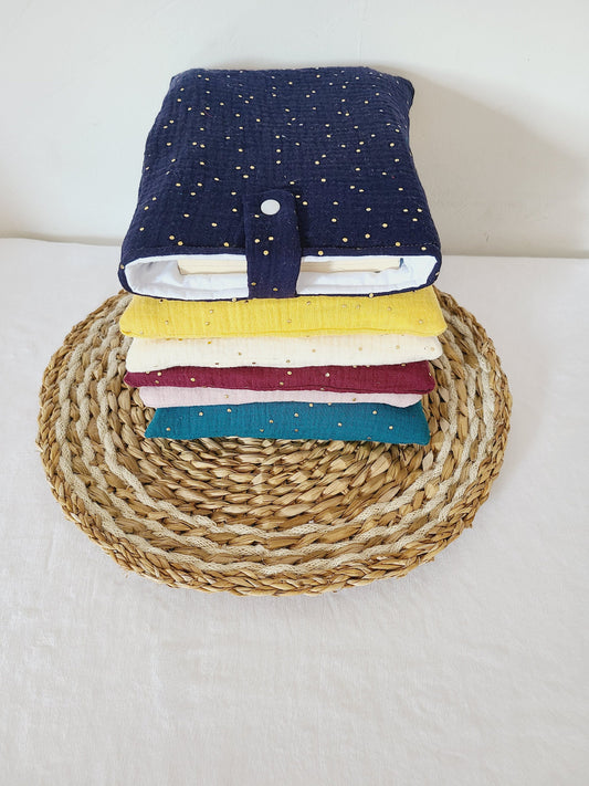 Pochette personnalisée pour livre en double gaze à pois dorée et son marque page assorti