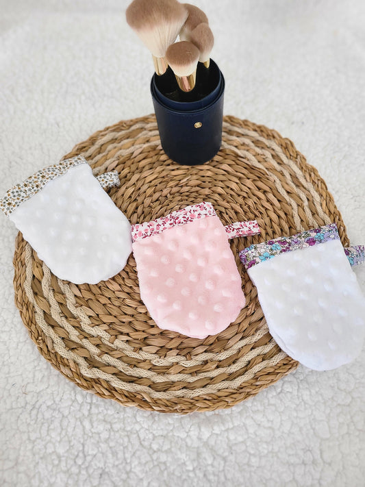 Gant de démaquillage magique