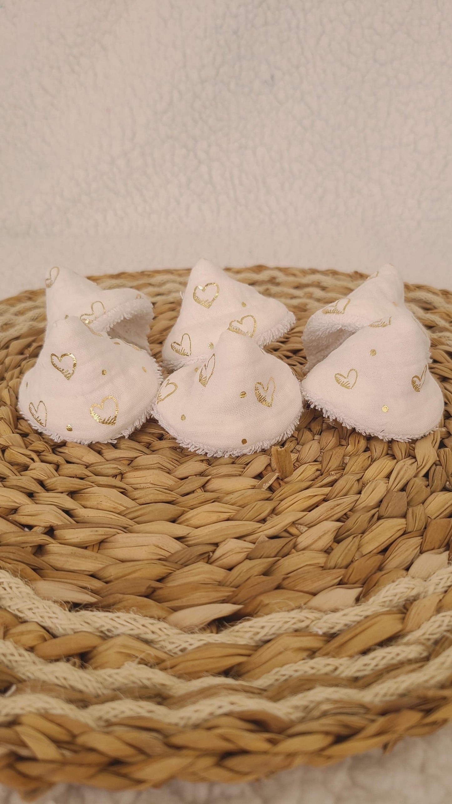 6 tipis à pipi en double gaze blanche et coeurs dorés et éponge blanche