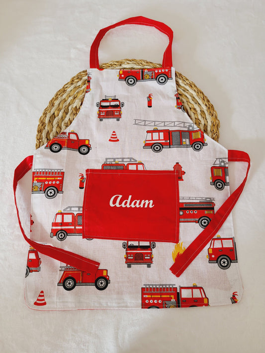 Tablier pour enfant personnalisable motifs camions de pompier