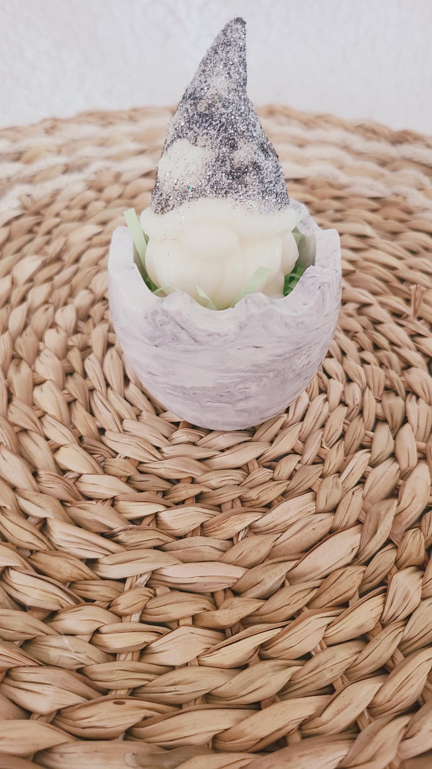 Fondant parfumé en forme de gnome dans son coquetier, parfum et couleur au choix