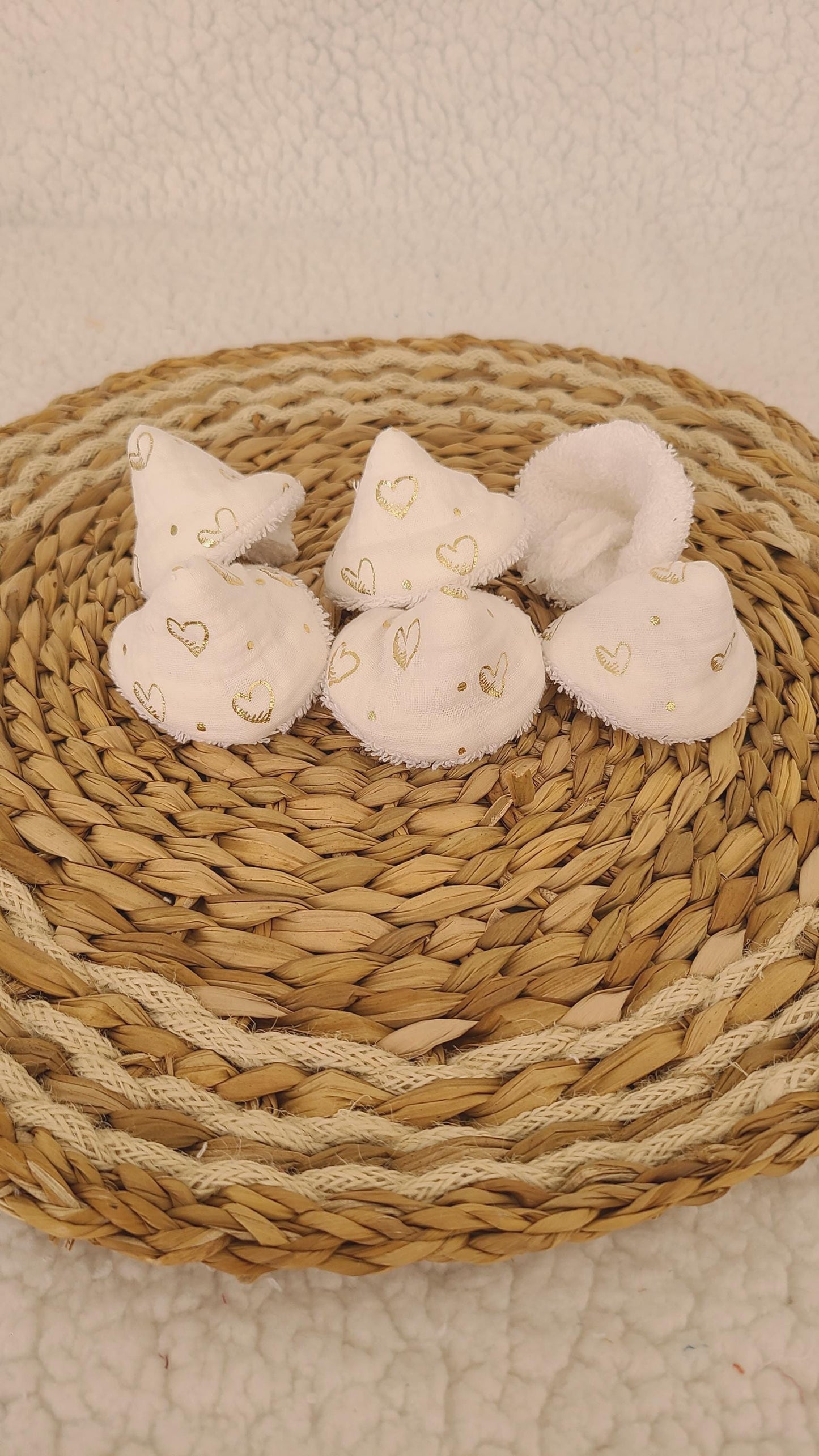 6 tipis à pipi en double gaze blanche et coeurs dorés et éponge blanche