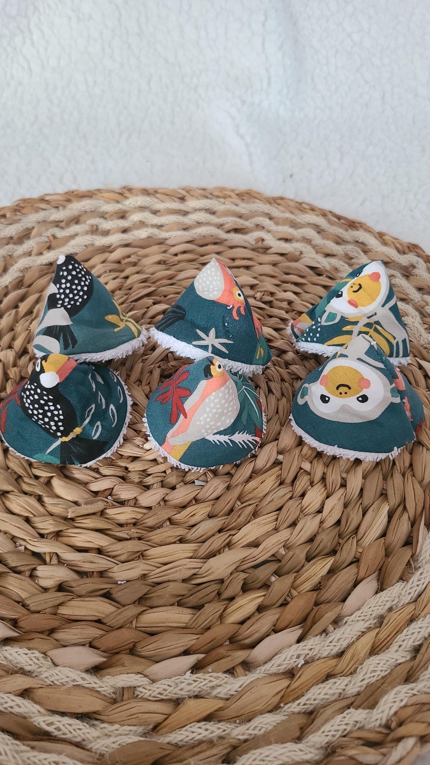 6 tipis à pipi, triangles en éponge blanche et coton verts motifs toucan et perroquets