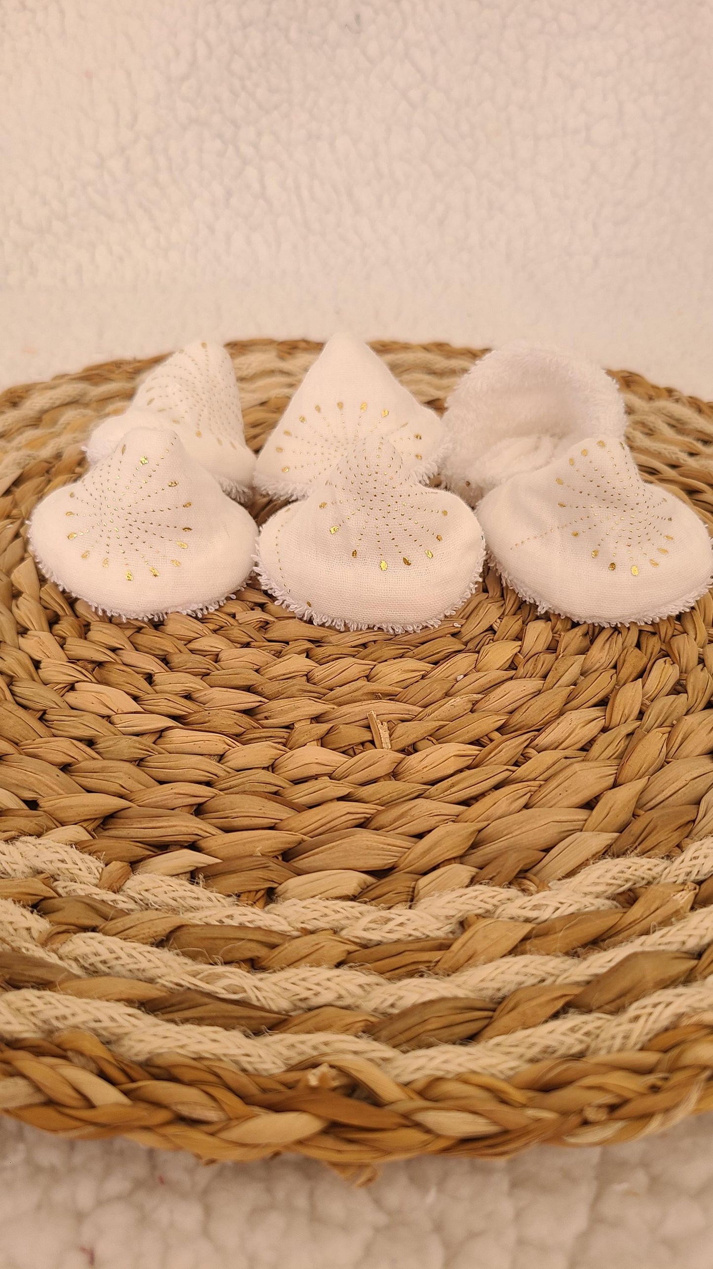 6 tipis à pipi en double gaze blanche et fleurs dorées et éponge blanche
