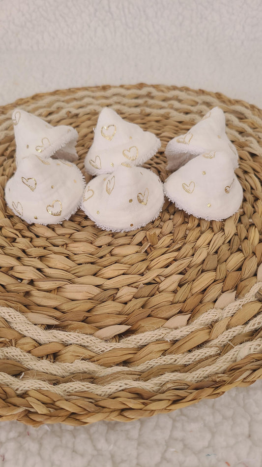 6 tipis à pipi en double gaze blanche et coeurs dorés et éponge blanche
