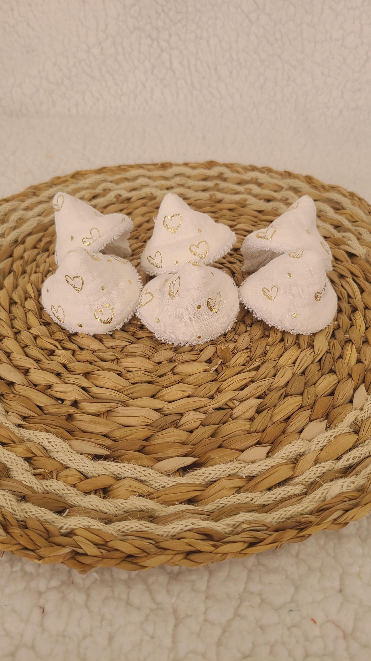 6 tipis à pipi en double gaze blanche et coeurs dorés et éponge blanche