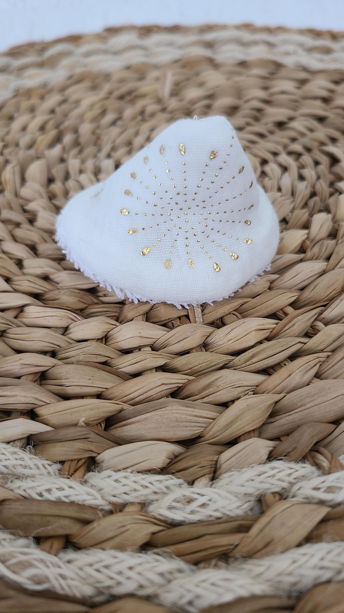 6 tipis à pipi en double gaze blanche et fleurs dorées et éponge blanche