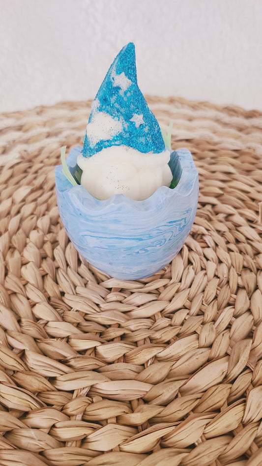 Fondant parfumé en forme de gnome dans son coquetier, parfum et couleur au choix