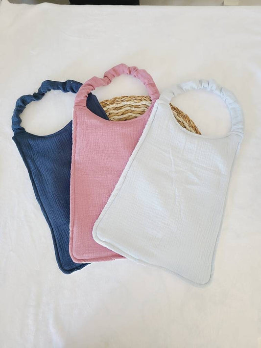 Serviette cantine maternelle ou bavoir de cantine élastiquée en double gaze coloris au choix