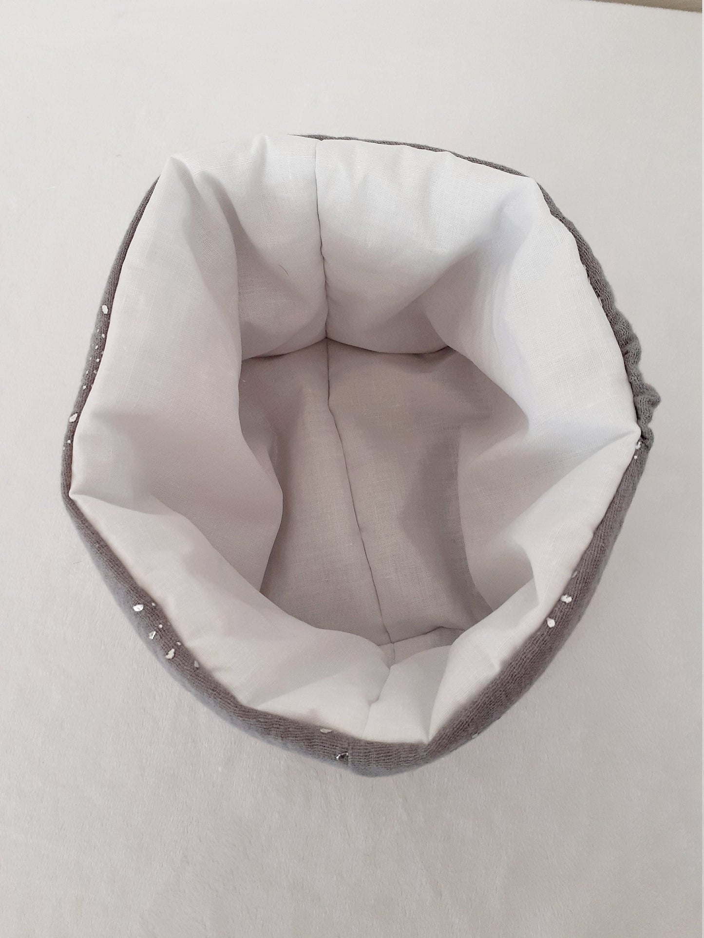 Panier en double gaze grise et fleurs en perles argentées