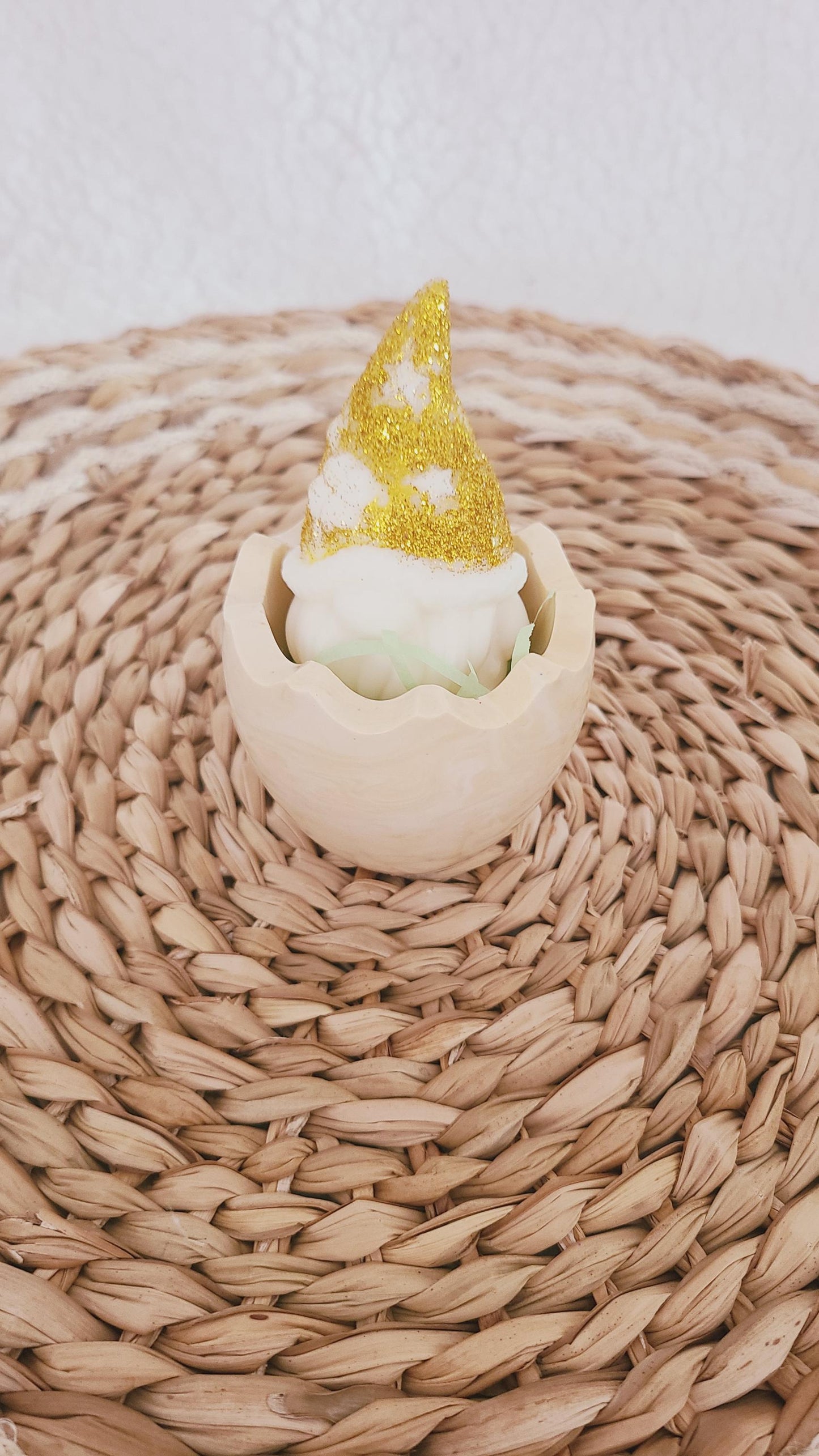 Fondant parfumé en forme de gnome dans son coquetier, parfum et couleur au choix