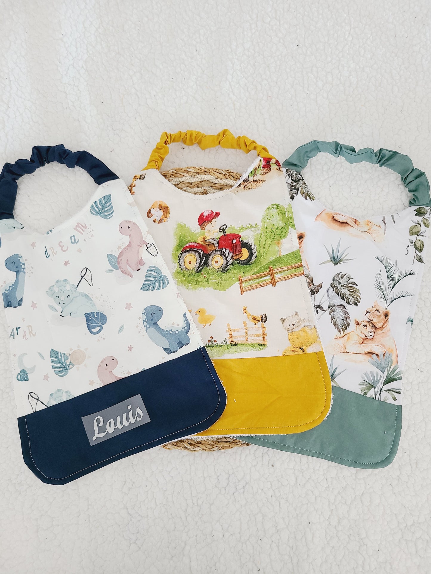 Serviette cantine maternelle personnalisée ou bavoir de cantine élastiquée motif au choix