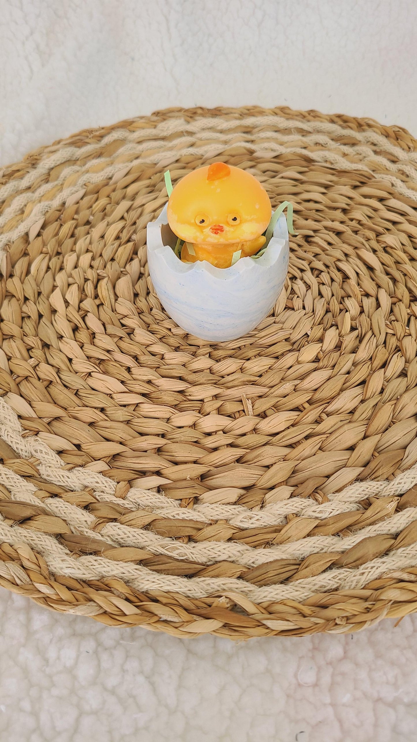 Fondant parfumé en forme de poussin dans son coquetier, parfum et couleur au choix