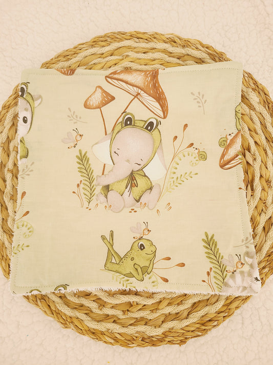 Serviette de table motif éléphant avec costume grenouille