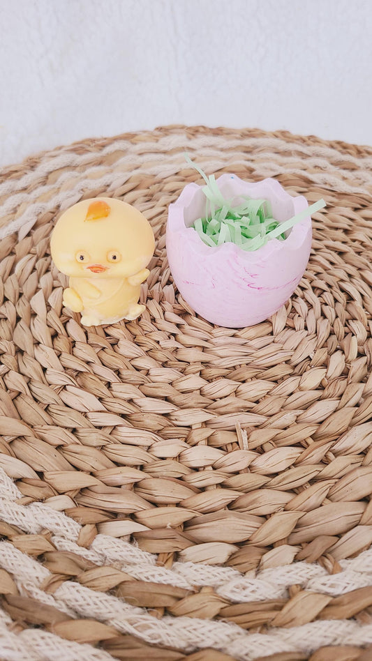 Fondant parfumé en forme de poussin dans son coquetier, parfum et couleur au choix