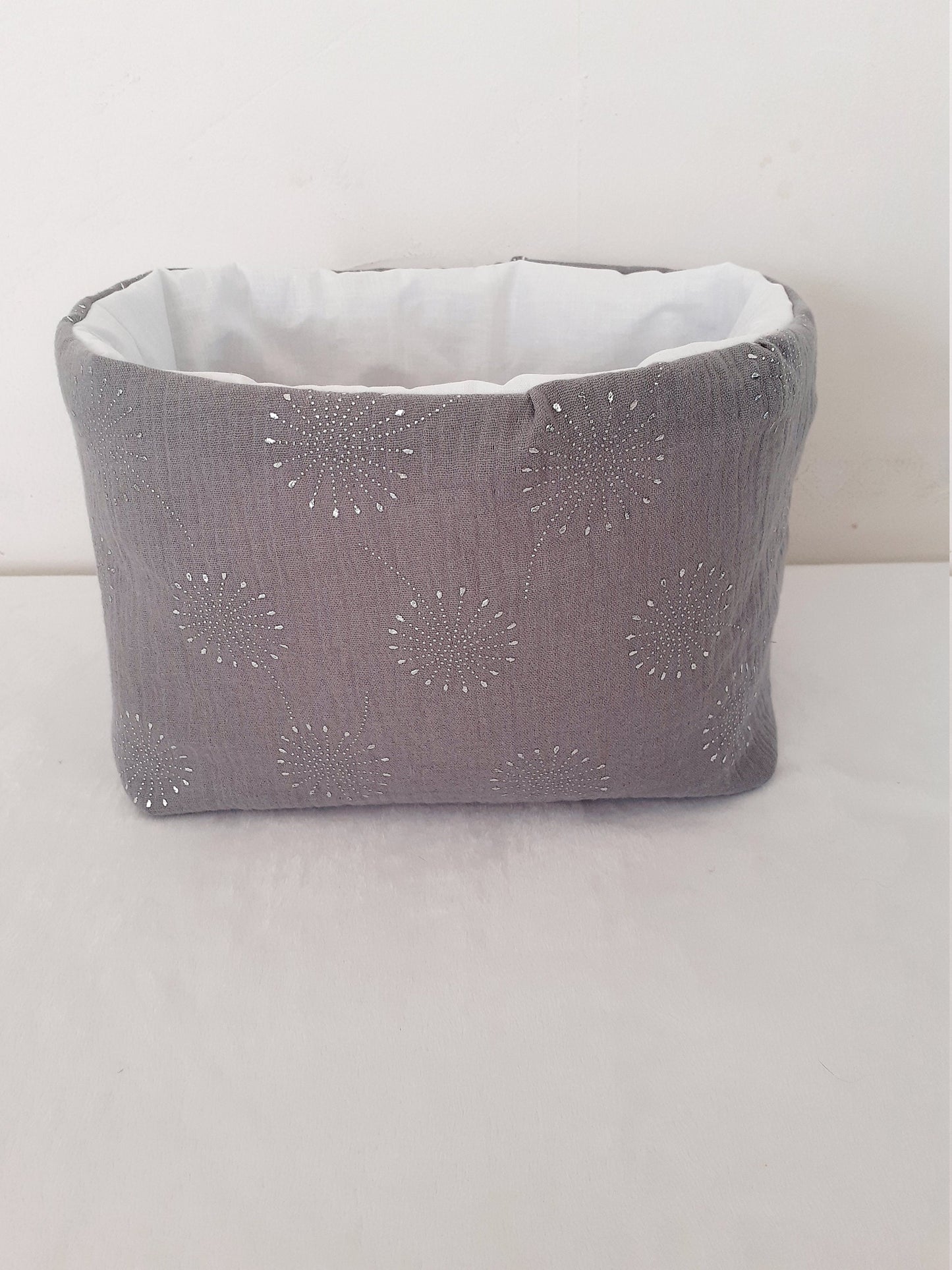 Panier en double gaze grise et fleurs en perles argentées