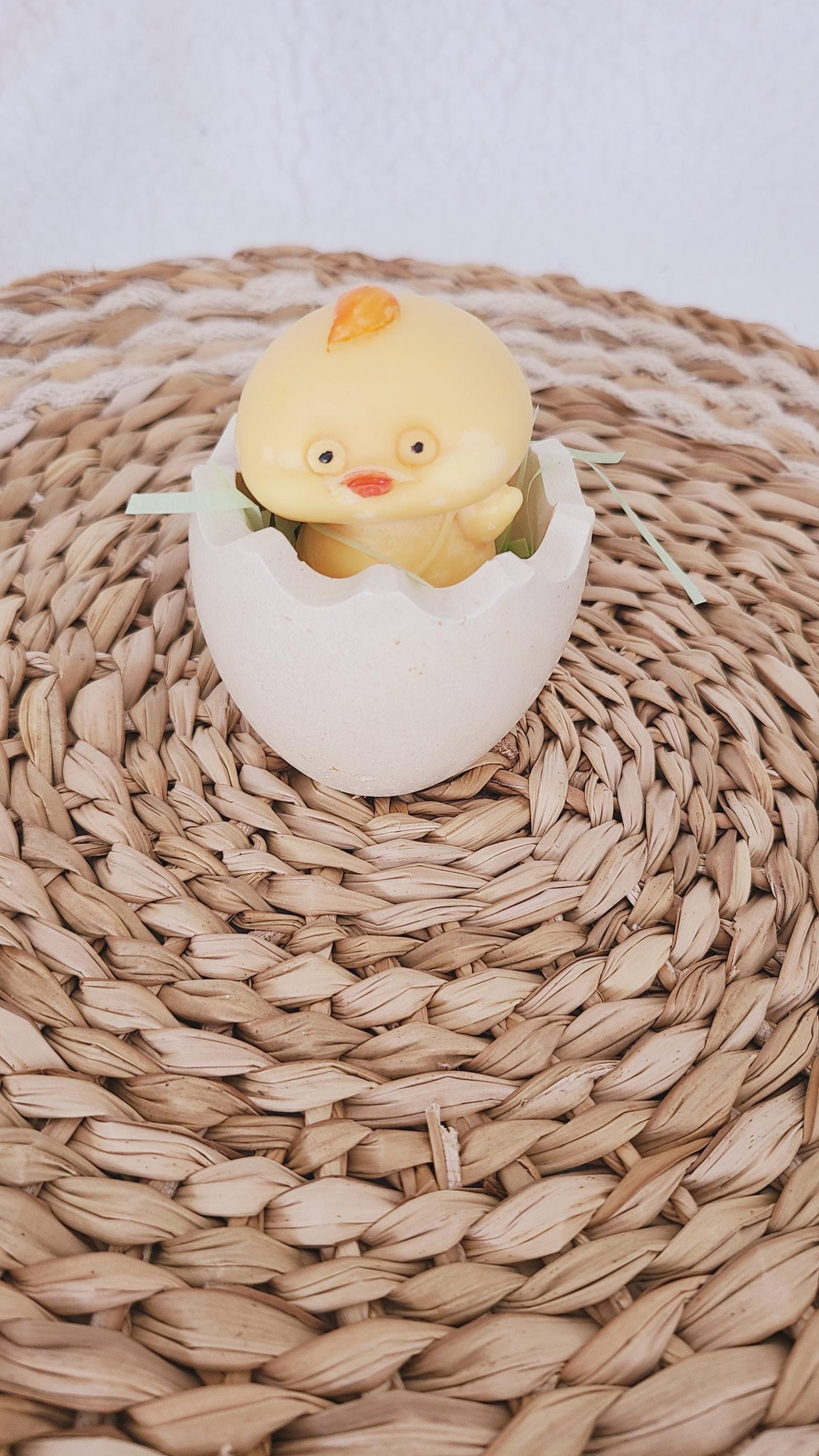 Fondant parfumé en forme de poussin dans son coquetier, parfum et couleur au choix