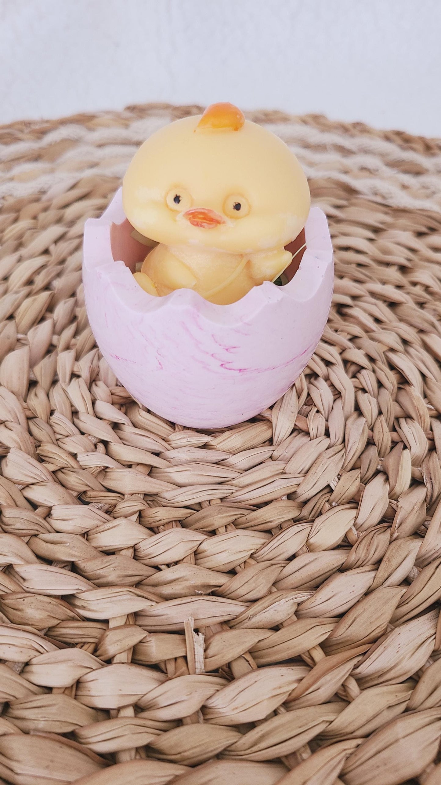 Fondant parfumé en forme de poussin dans son coquetier, parfum et couleur au choix