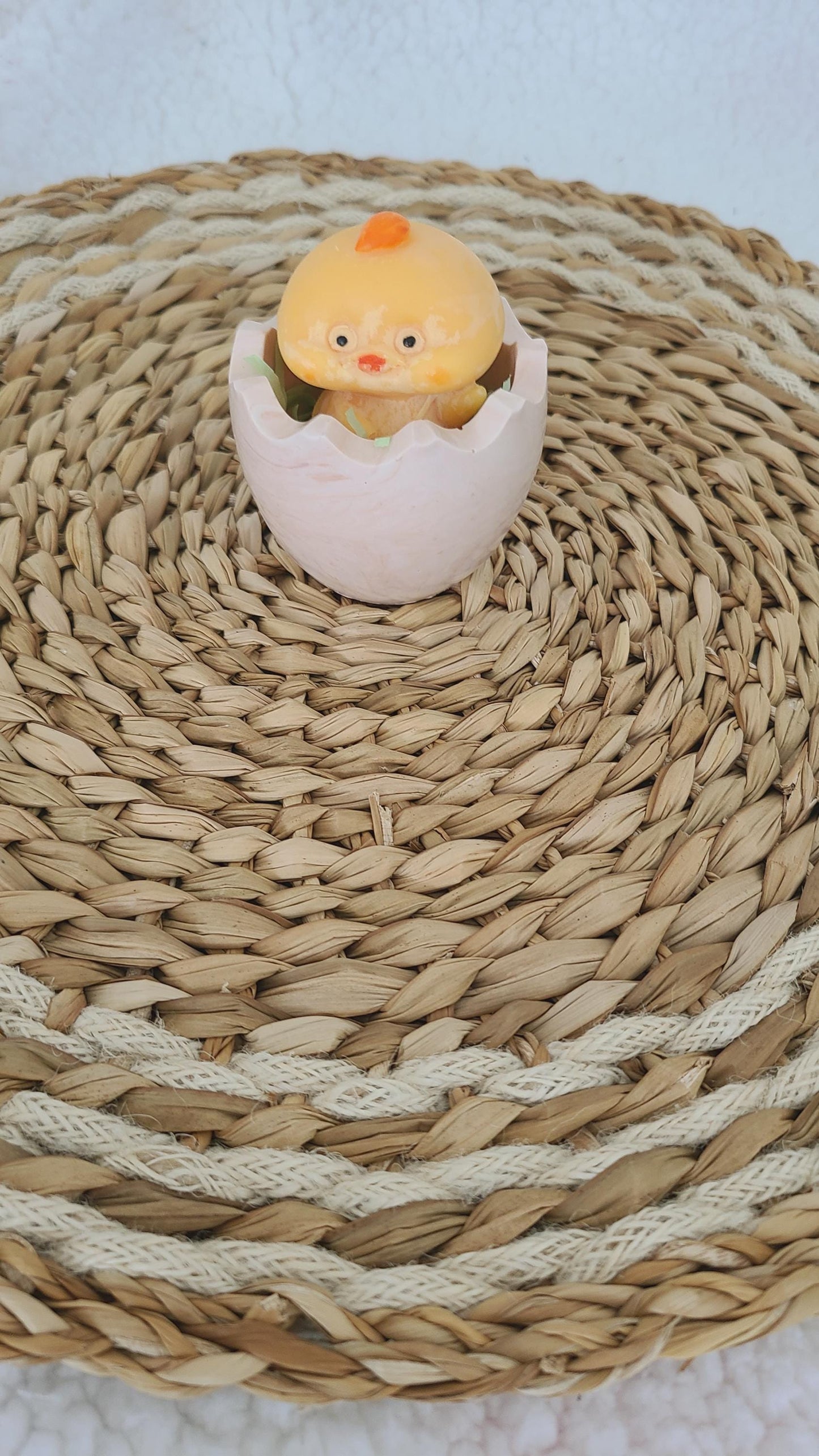 Fondant parfumé en forme de poussin dans son coquetier, parfum et couleur au choix