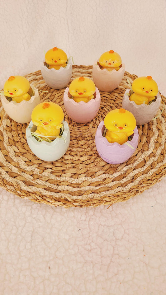 Fondant parfumé en forme de poussin dans son coquetier, parfum et couleur au choix