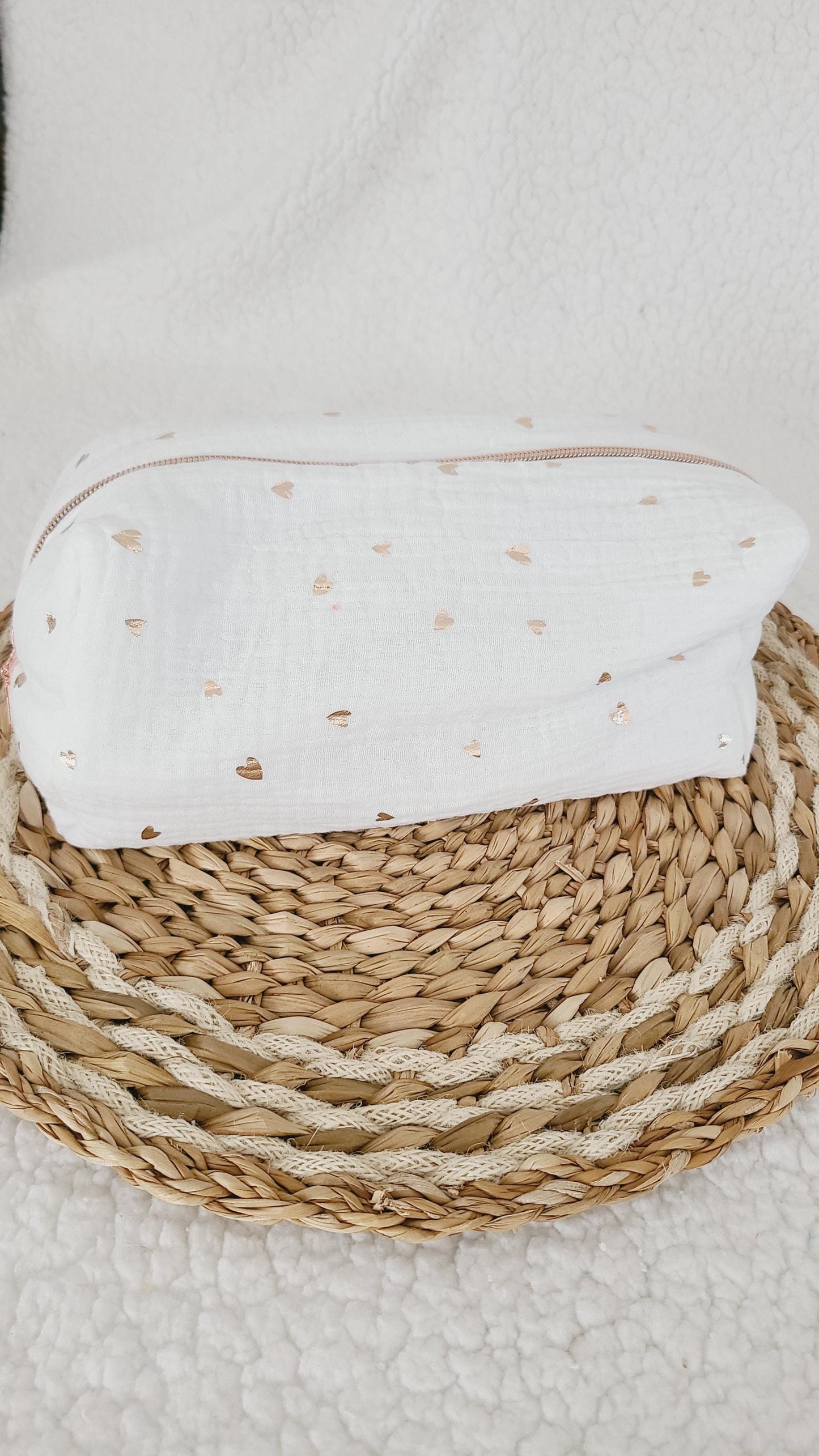 Trousse de toilette carré ou rectangulaire en double gaze blanche motif coeur