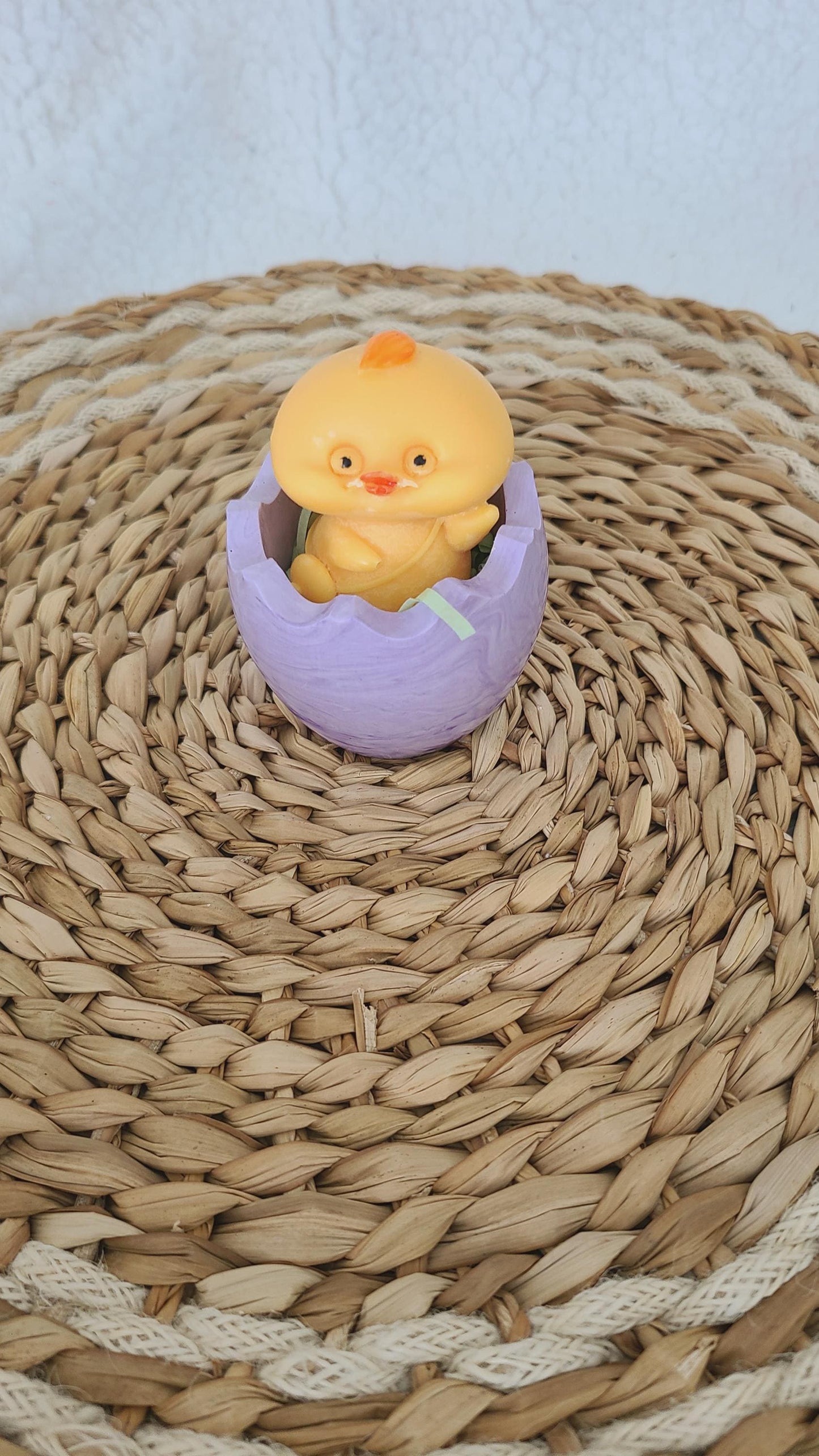 Fondant parfumé en forme de poussin dans son coquetier, parfum et couleur au choix
