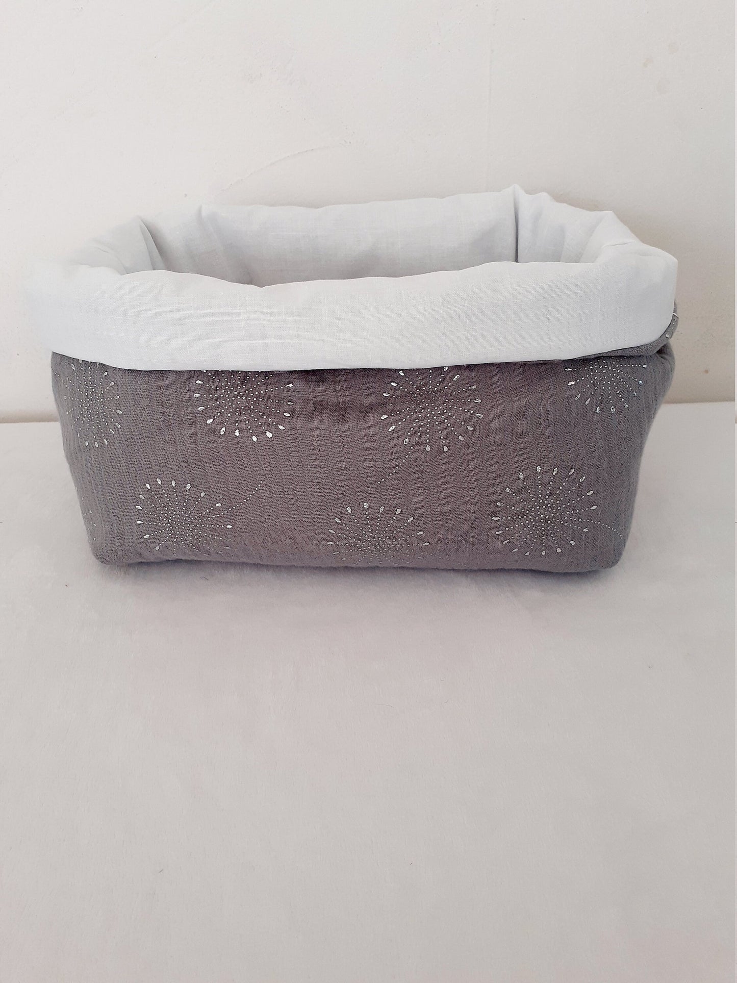 Panier en double gaze grise et fleurs en perles argentées