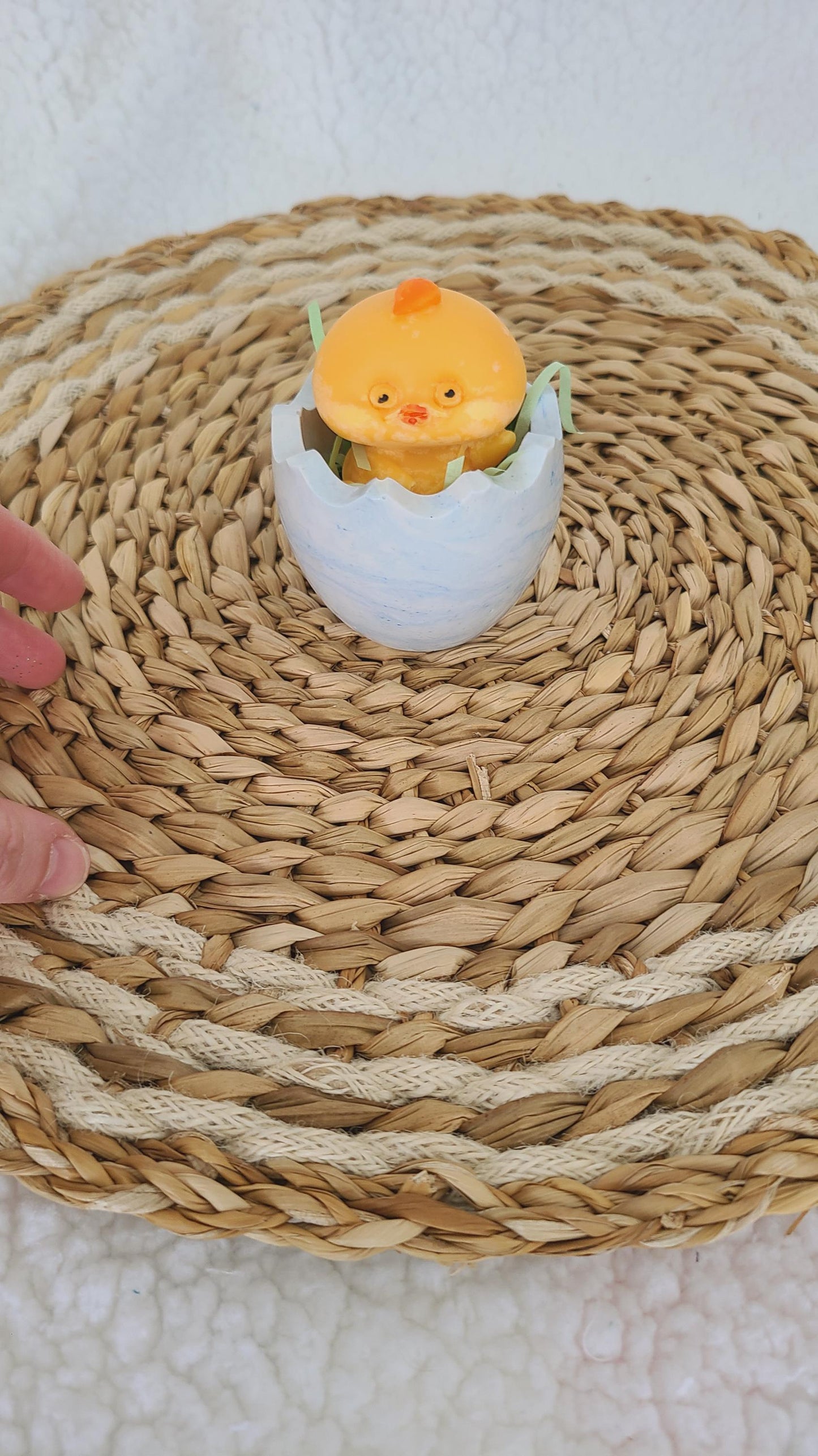 Fondant parfumé en forme de poussin dans son coquetier, parfum et couleur au choix