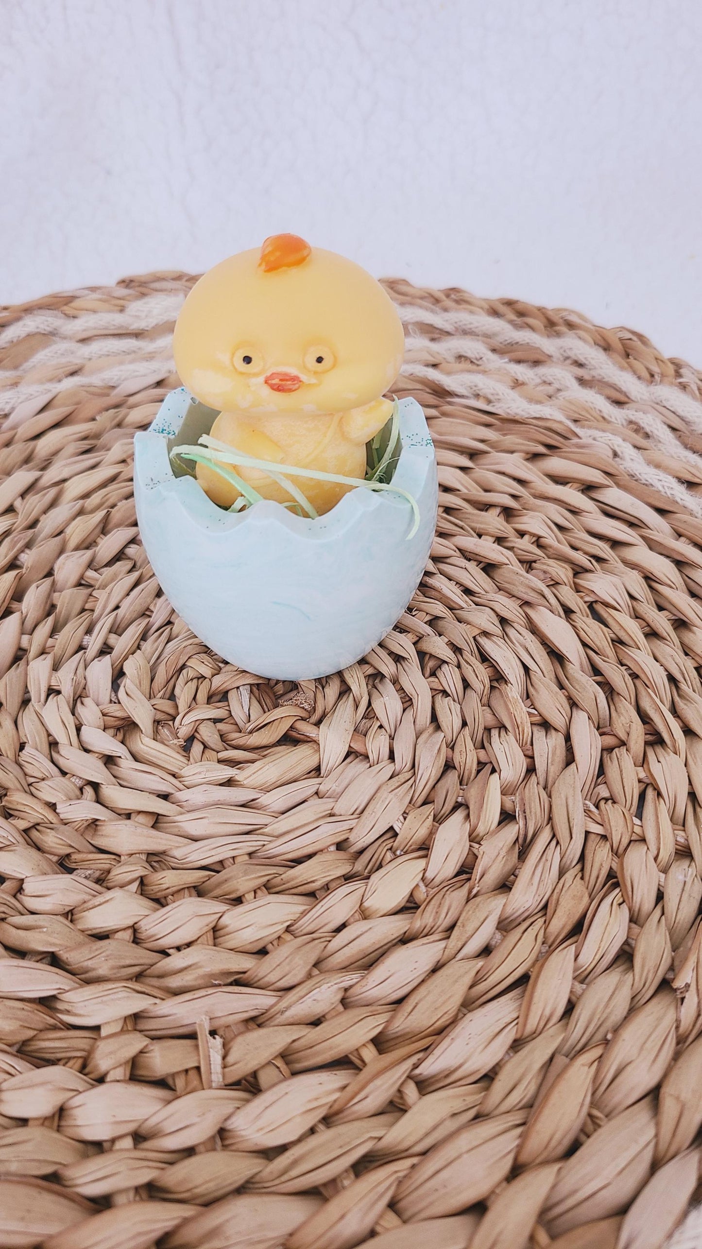 Fondant parfumé en forme de poussin dans son coquetier, parfum et couleur au choix