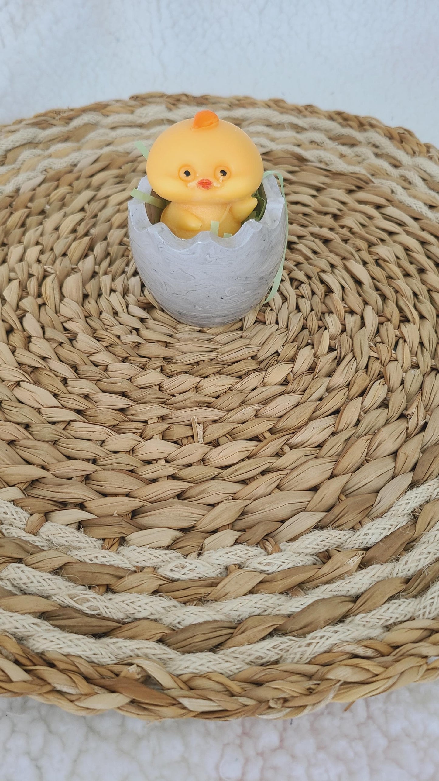 Fondant parfumé en forme de poussin dans son coquetier, parfum et couleur au choix