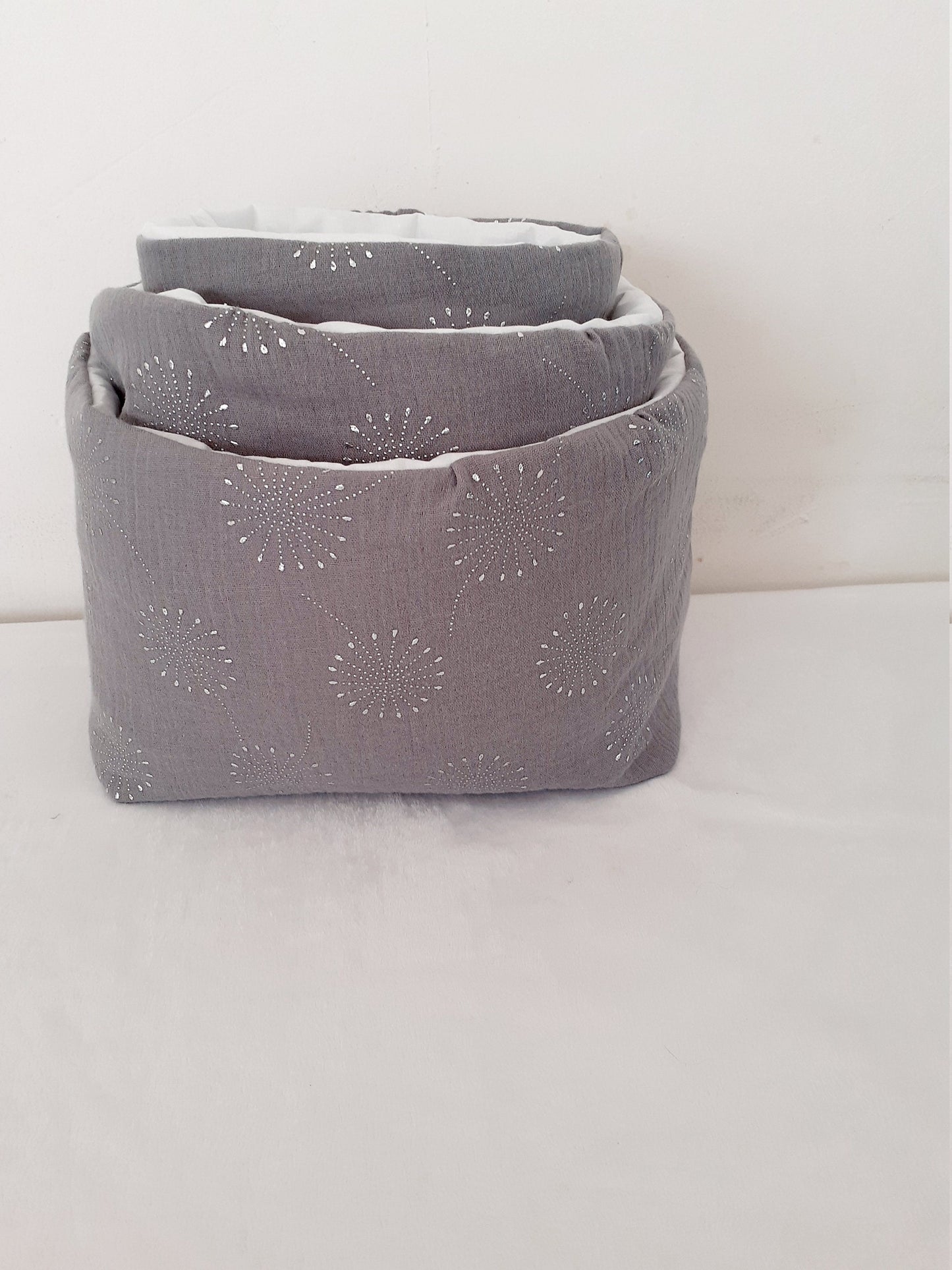 Panier en double gaze grise et fleurs en perles argentées