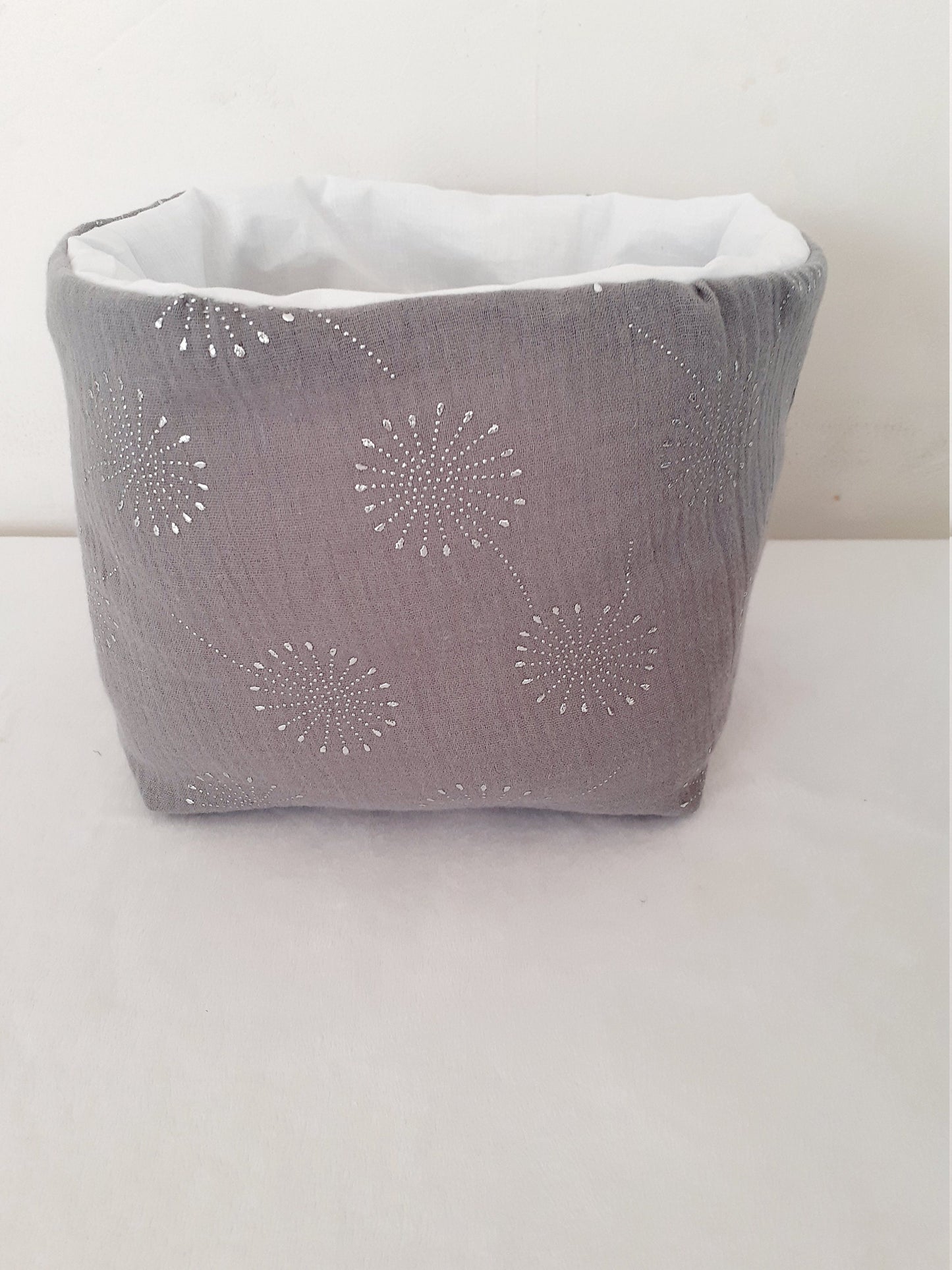 Panier en double gaze grise et fleurs en perles argentées